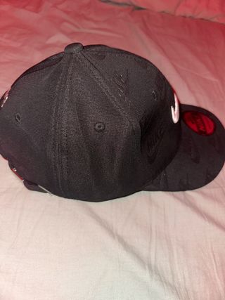 Gorra Nike Negra con Logo Repetido