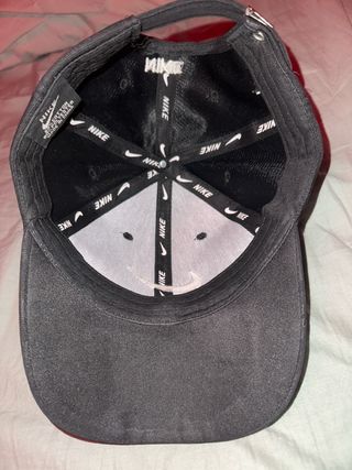 Gorra Nike Negra con Logo Repetido