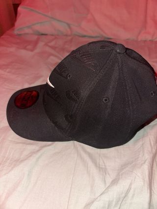 Gorra Nike Negra con Logo Repetido
