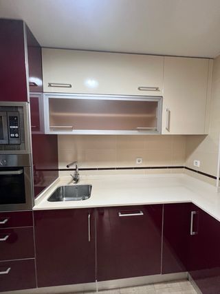 Cocina modular roja y plateada