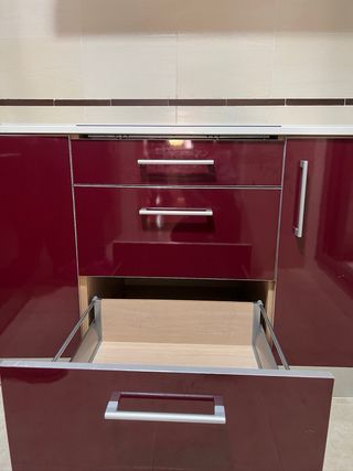 Cocina modular roja y plateada