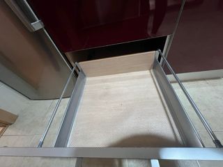 Cocina modular roja y plateada