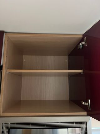 Cocina modular roja y plateada