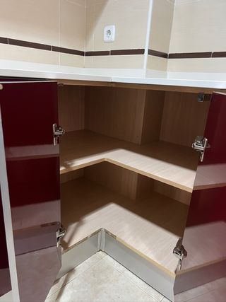 Cocina modular roja y plateada