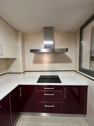Cocina modular roja y plateada