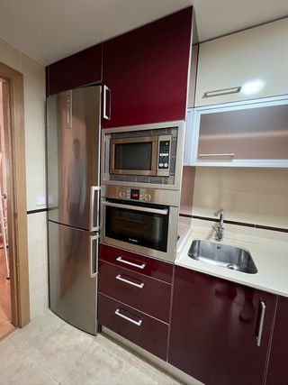 Cocina modular roja y plateada