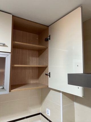 Cocina modular roja y plateada