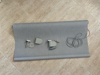 Tenda a rullo grigia in tela