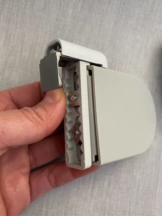 Tenda a rullo grigia in tela