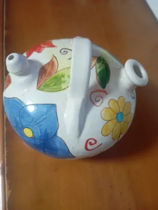 Botijo de cerámica pintado a mano