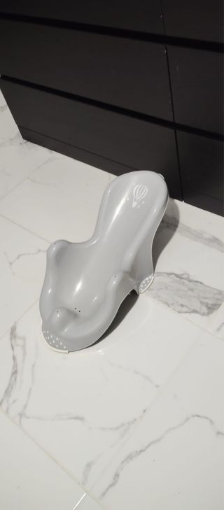 Asiento de baño para bebé gris.