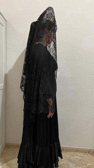 Mantilla, peineta y broche