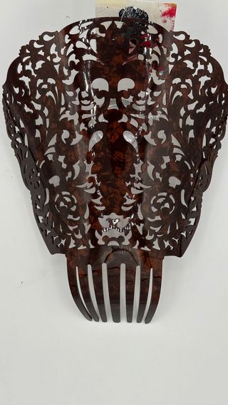 Mantilla, peineta y broche