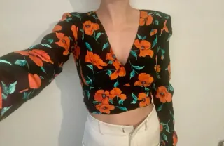 Top Zara floral negro y naranja manga larga
