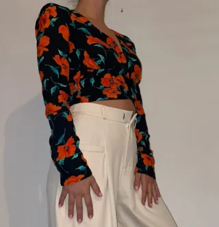 Top Zara floral negro y naranja manga larga
