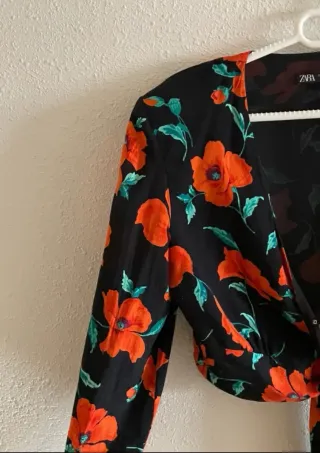 Top Zara floral negro y naranja manga larga