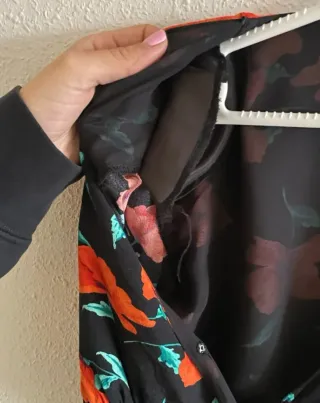 Top Zara floral negro y naranja manga larga