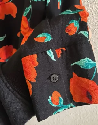 Top Zara floral negro y naranja manga larga