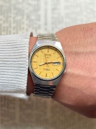 Reloj Seiko 5 Automático Esfera Dorada Texturizad