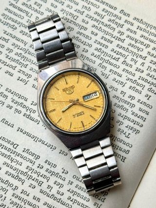 Reloj Seiko 5 Automático Esfera Dorada Texturizad
