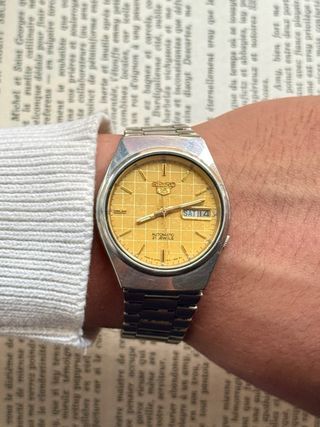 Reloj Seiko 5 Automático Esfera Dorada Texturizad