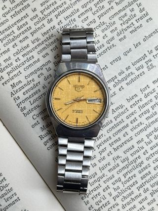 Reloj Seiko 5 Automático Esfera Dorada Texturizad