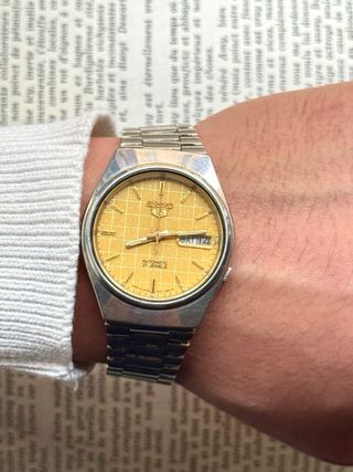 Reloj Seiko 5 Automático Esfera Dorada Texturizad