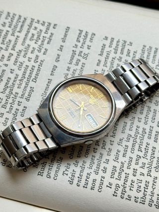 Reloj Seiko 5 Automático Esfera Dorada Texturizad