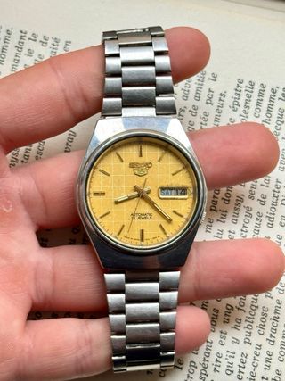 Reloj Seiko 5 Automático Esfera Dorada Texturizad