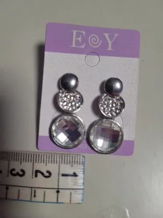 Pendientes plateados con brillantes