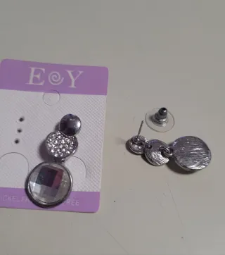 Pendientes plateados con brillantes