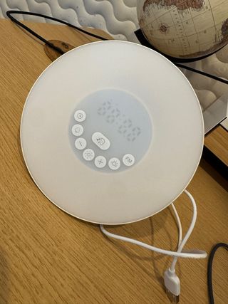 Reloj despertador con luz y radio