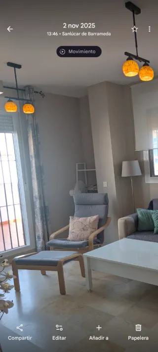 Lámparas colgantes de naca y metal negro.