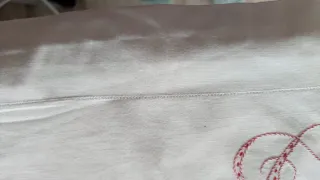 Sábana antigua bordada y castañuelas.