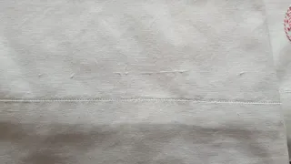 Sábana antigua bordada y castañuelas.