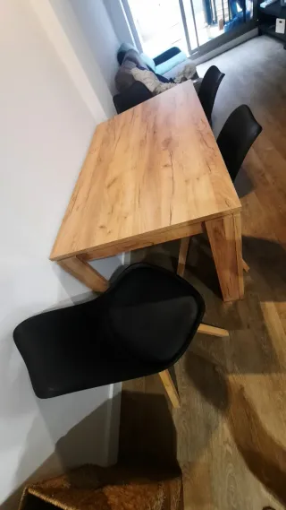 Mesa de comedor y 4 sillas