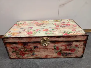 Caja de madera decorada artesanalmente