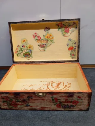 Caja de madera decorada artesanalmente