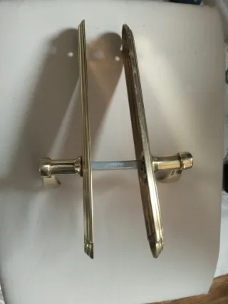 Manilla de puerta dorada