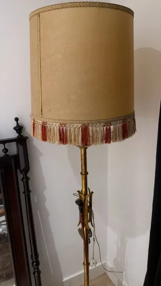 Lámpara de pie antigua beige y dorada