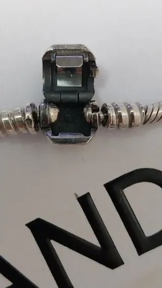 Pulsera Pandora con charm. Talla 18 cm.