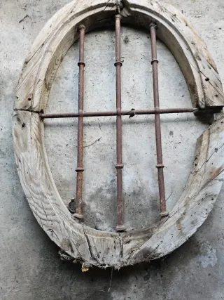 Reja antigua de madera y hierro