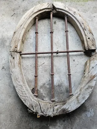 Reja antigua de madera y hierro