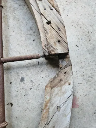 Reja antigua de madera y hierro