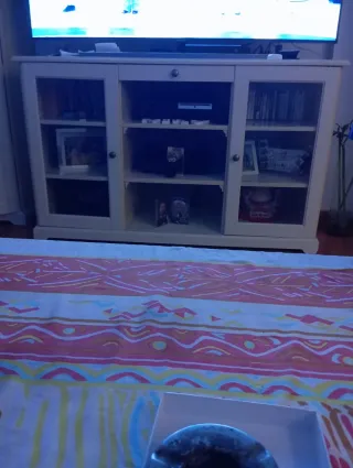 Mueble TV blanco y madera con puertas de cristal