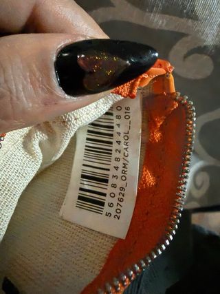 Tarjetero con colgante naranja