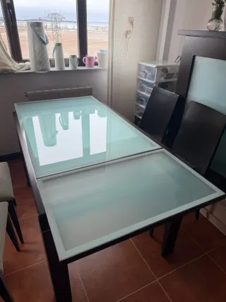 Mesa de comedor y 4 sillas más 2 de regalo