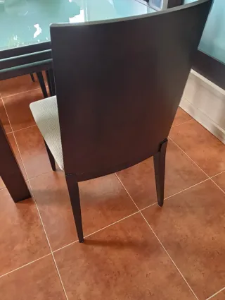 Mesa de comedor y 4 sillas más 2 de regalo