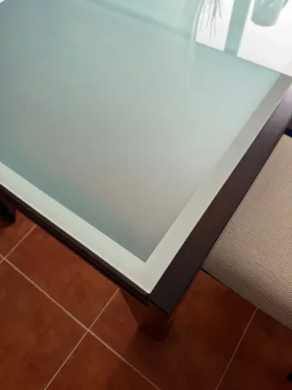 Mesa de comedor y 4 sillas más 2 de regalo