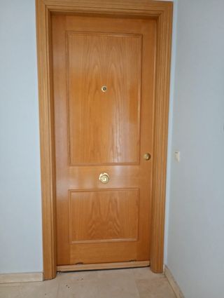 Puerta de madera maciza